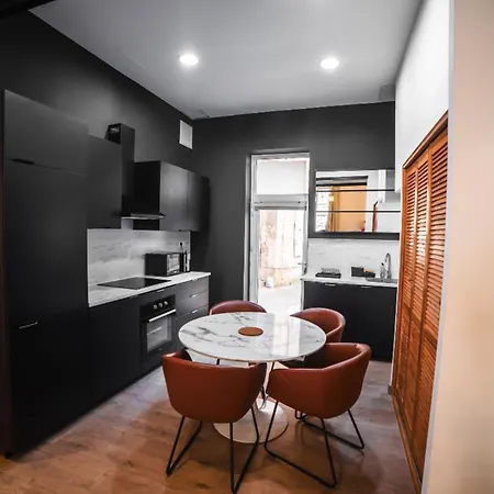 Spacious With 4 Bedrooms In Apartamento *
