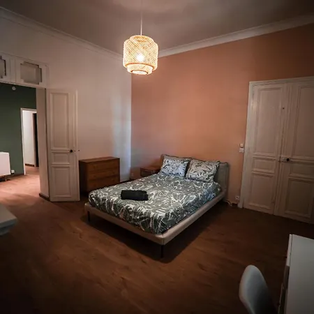 Apartamento Spacious With 4 Bedrooms In Nîmes