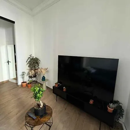 Spacious With 4 Bedrooms In * ニーム