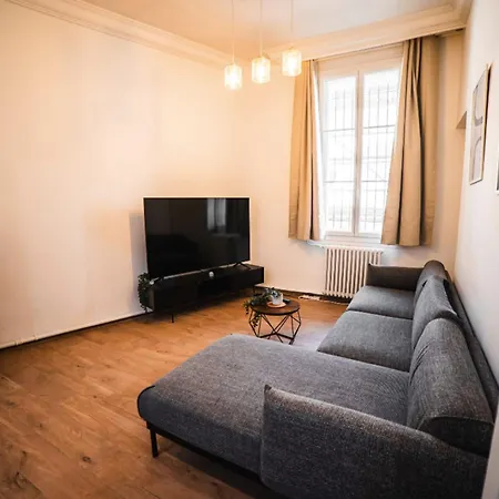 Spacious With 4 Bedrooms In アパート ニーム