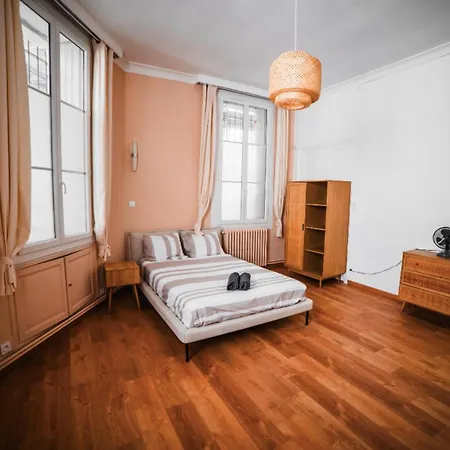 Spacious With 4 Bedrooms In Апартаменты Ним