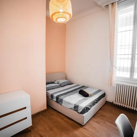 Апартаменты Spacious With 4 Bedrooms In Ним