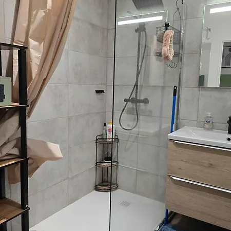 Spacious With 4 Bedrooms In Ним